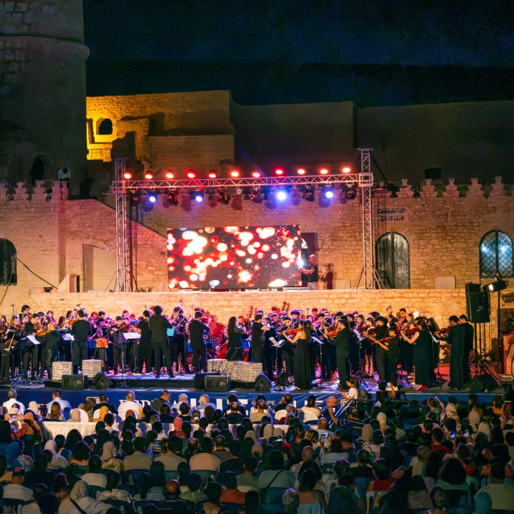 أوتارٌ تعانق السحاب: ليلةُ استثنائية في افتتاح الدورة 53 لمهرجان  المنستير الدولي